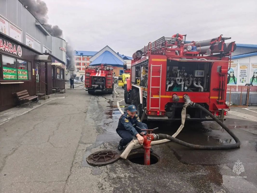 Камчатские огнеборцы тушат пожар в торговом ряду на рынке по проспекту 50 лет Октября в Петропавловске Камчатские огнеборцы тушат пожар в торговом ряду на рынке по проспекту 50 лет Октября в Петропавловске