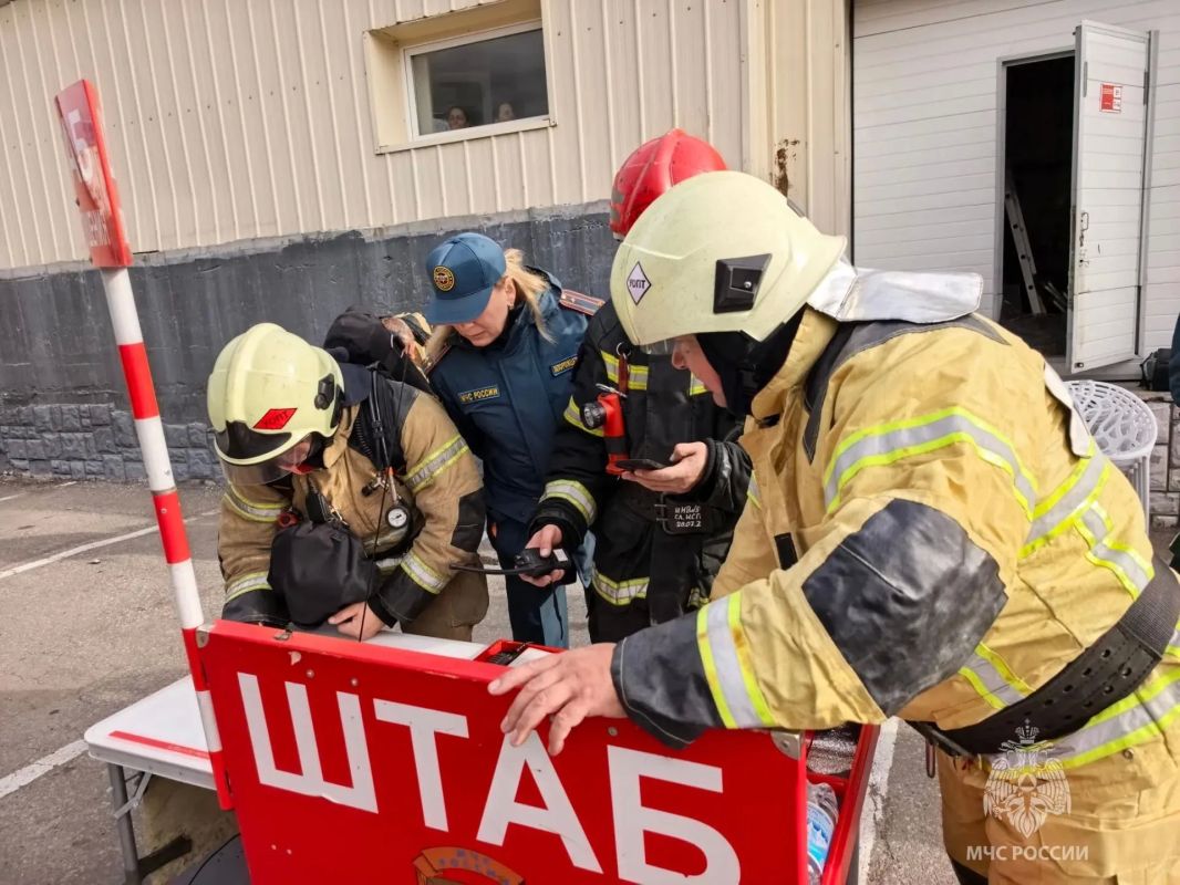 По сообщению ГУ МЧС по Камчатскому краю, на месте развёрнут штаб пожаротушения По сообщению ГУ МЧС по Камчатскому краю, на месте развёрнут штаб пожаротушения