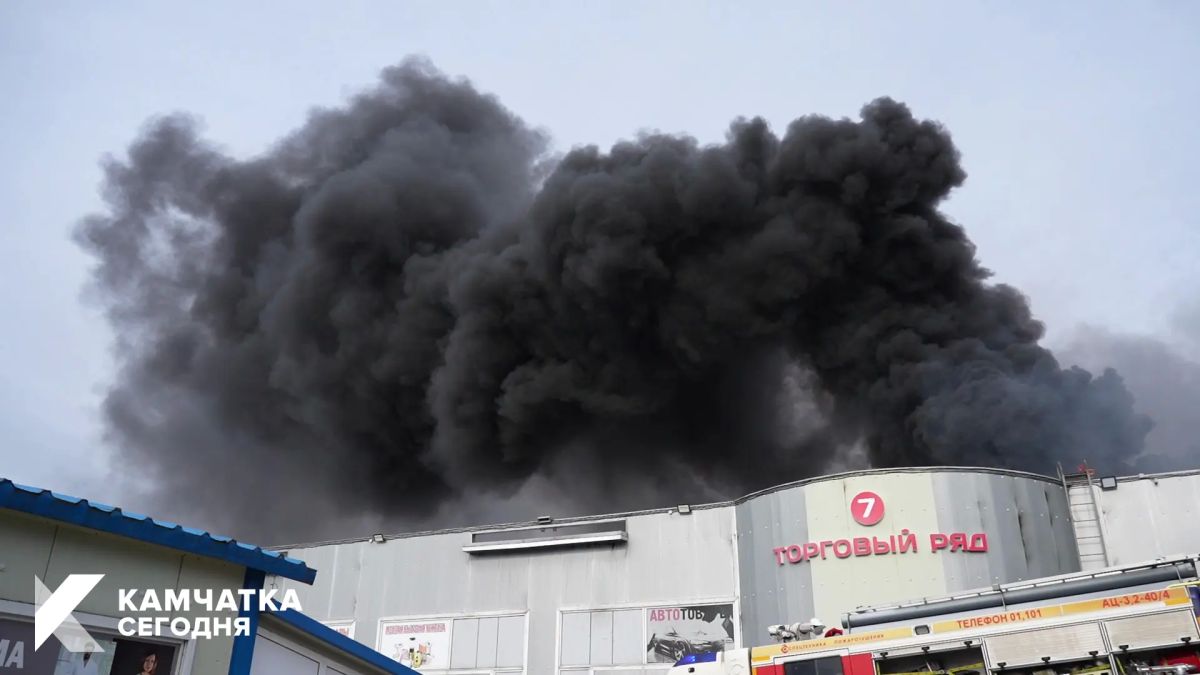 Пожар на рынке в краевой столице охватил 900 квадратных метров Пожар на рынке в краевой столице охватил 900 квадратных метров