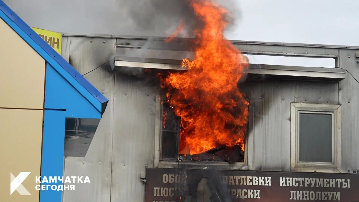 Пожар на рынке в краевой столице охватил 900 квадратных метров