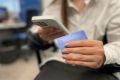 ВТБ предупредил о новой схеме мошенников для контроля над смартфоном