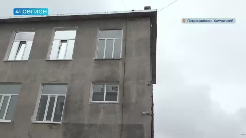 27-го сентября в столице Камчатки, в районе 5-го километра, 15-ти летний подросток решив сократить путь, прыгнул в кусты и напоролся на торчащую из земли арматуру