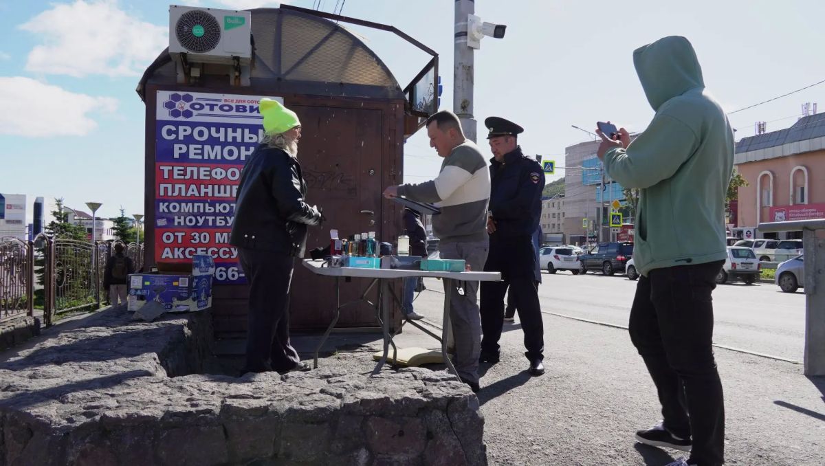 В краевой столице проверяют места стихийной торговли В краевой столице проверяют места стихийной торговли