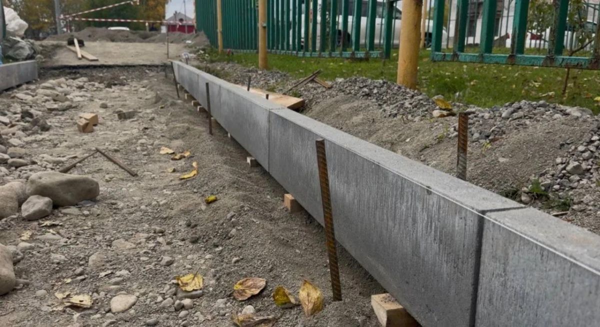 Народную тропу между школой и детским садом в Елизове превращают в полноценный тротуар Народную тропу между школой и детским садом в Елизове превращают в полноценный тротуар