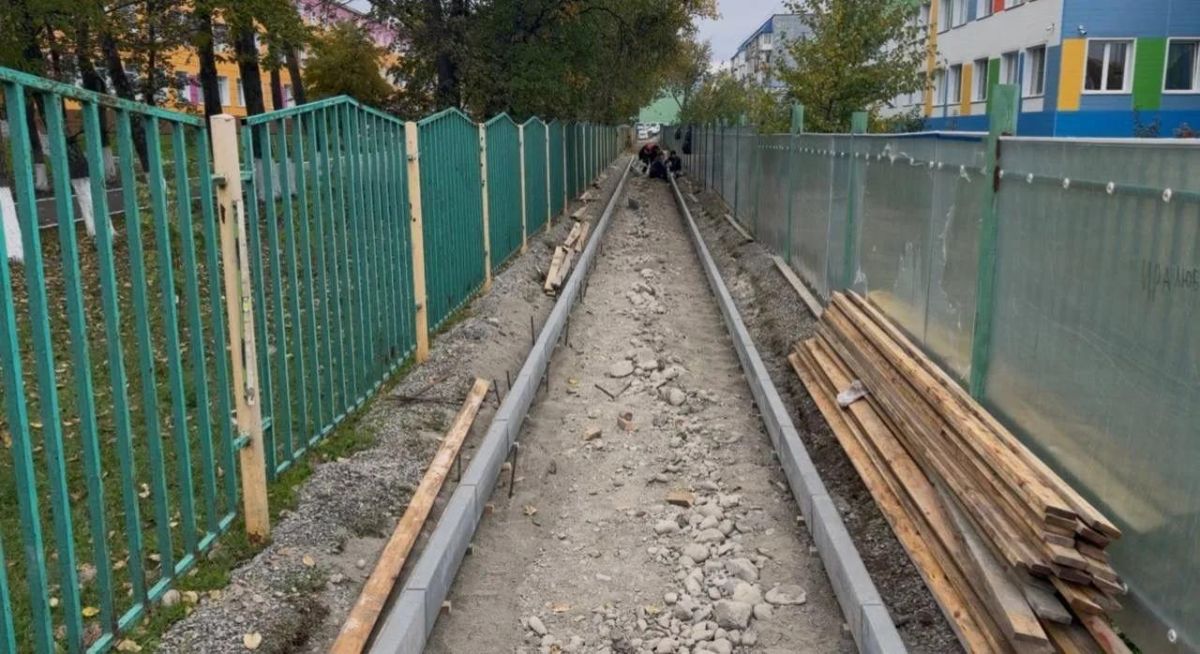 Народную тропу между школой и детским садом в Елизове превращают в полноценный тротуар Народную тропу между школой и детским садом в Елизове превращают в полноценный тротуар