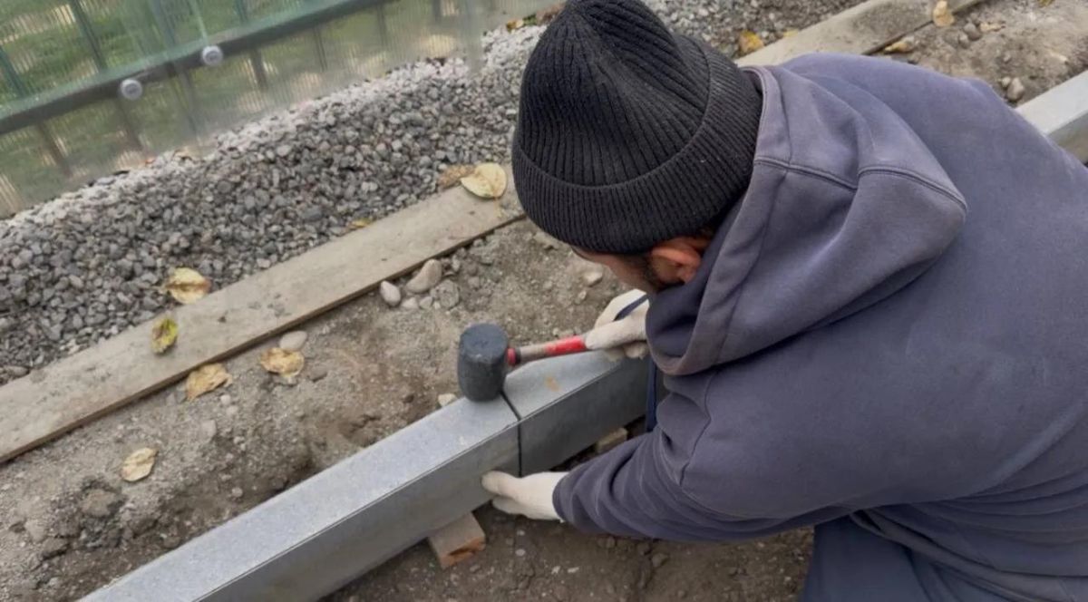 Народную тропу между школой и детским садом в Елизове превращают в полноценный тротуар Народную тропу между школой и детским садом в Елизове превращают в полноценный тротуар
