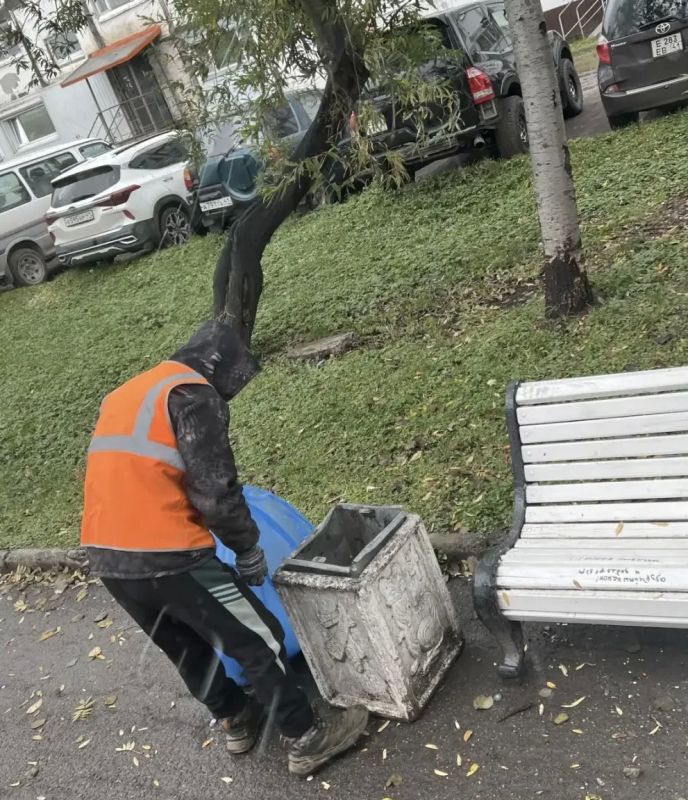 Город день за днем. 3 октября 2026 года Подрядные организации приводят в порядок остановочные павильоны и прилегающие к ним территории Город день за днем. 3 октября 2026 года Подрядные организации приводят в порядок остановочные павильоны и прилегающие к ним территории