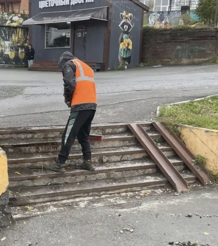Город день за днем. 3 октября 2026 года Подрядные организации приводят в порядок остановочные павильоны и прилегающие к ним территории Город день за днем. 3 октября 2026 года Подрядные организации приводят в порядок остановочные павильоны и прилегающие к ним территории