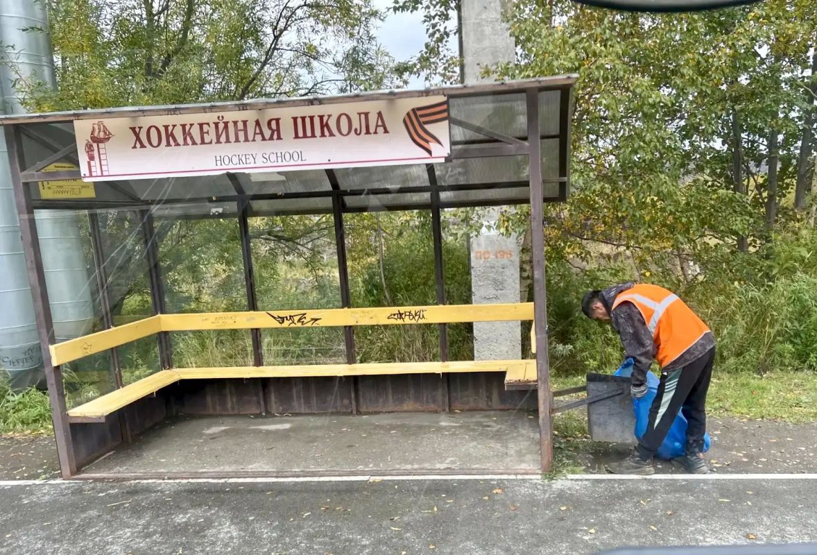 Город день за днем. 4 октября 2026 года Подрядные организации приводят в порядок остановочные павильоны и прилегающие к ним территории Город день за днем. 4 октября 2026 года Подрядные организации приводят в порядок остановочные павильоны и прилегающие к ним территории