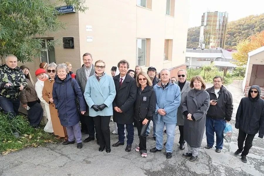 В Петропавловске–Камчатском открыли мемориальную доску в честь Галины Астраханкиной В Петропавловске–Камчатском открыли мемориальную доску в честь Галины Астраханкиной