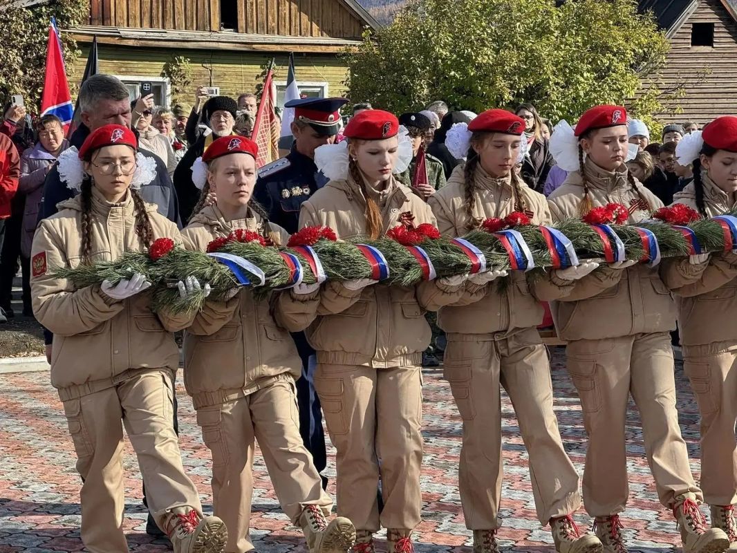 В Эссо открыли мемориал участникам СВО В Эссо открыли мемориал участникам СВО