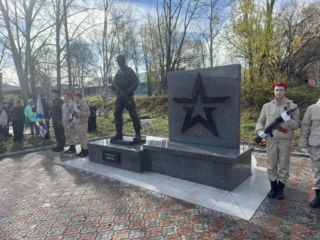 В Эссо открыли мемориал участникам СВО В Эссо открыли мемориал участникам СВО
