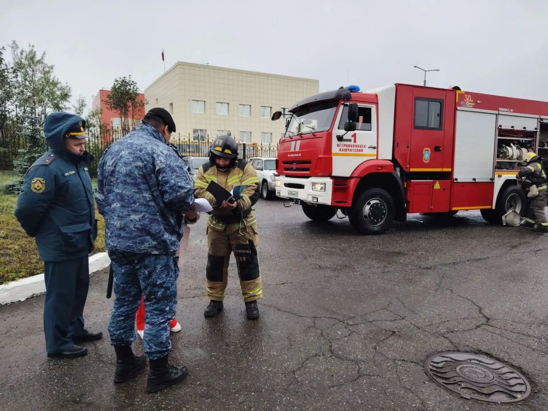Петропавловск-Камчатский городской суд тренировались тушить пожарные МЧС России Петропавловск-Камчатский городской суд тренировались тушить пожарные МЧС России