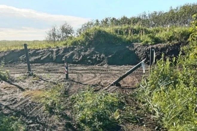 На Камчатке неизвестные спиливают ограждения возле Халактырского пляжа На Камчатке неизвестные спиливают ограждения возле Халактырского пляжа