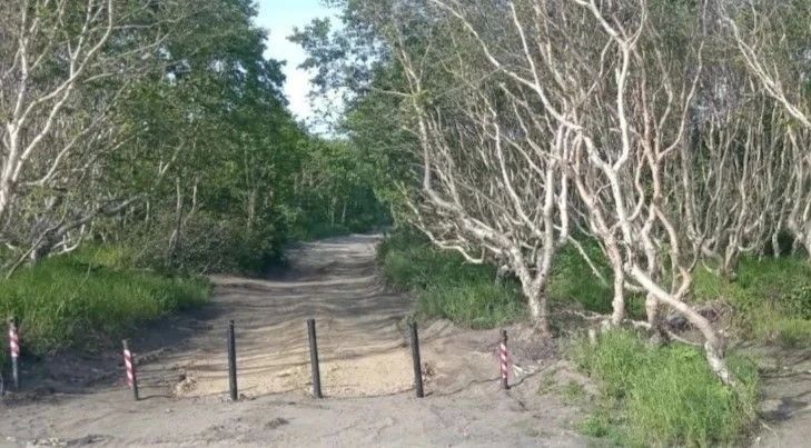 На Камчатке неизвестные спиливают ограждения возле Халактырского пляжа На Камчатке неизвестные спиливают ограждения возле Халактырского пляжа