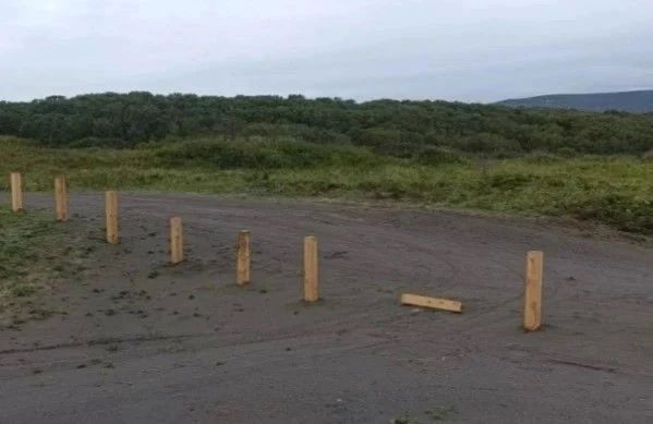 На Камчатке неизвестные спиливают ограждения возле Халактырского пляжа На Камчатке неизвестные спиливают ограждения возле Халактырского пляжа