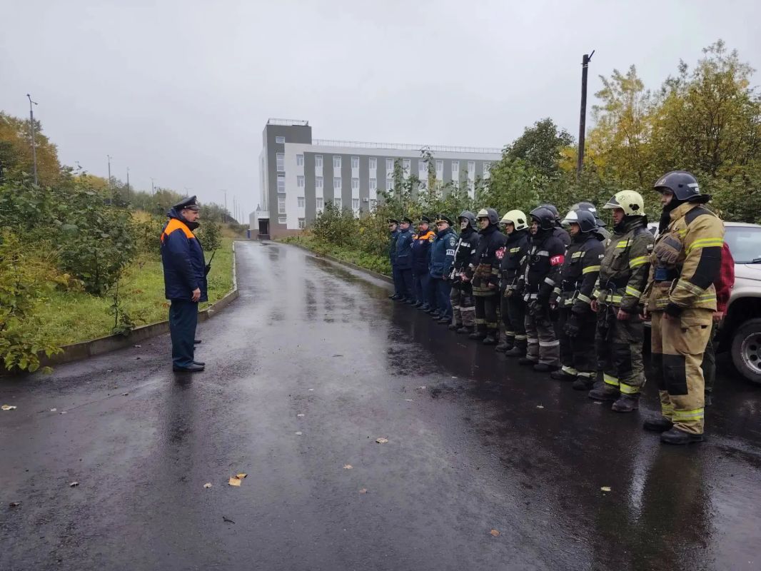 Петропавловск-Камчатский городской суд тренировались тушить пожарные МЧС России Петропавловск-Камчатский городской суд тренировались тушить пожарные МЧС России