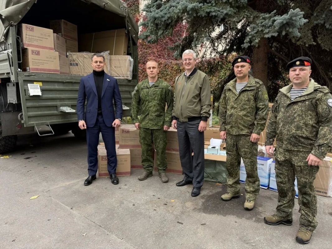 Глава региона Владимир Солодов и председатель Законодательного Собрания региона Сергей Меркулов передали бойцам прославленной 40-й отдельной гвардейской бригады морской пехоты новую партию технического оснащения