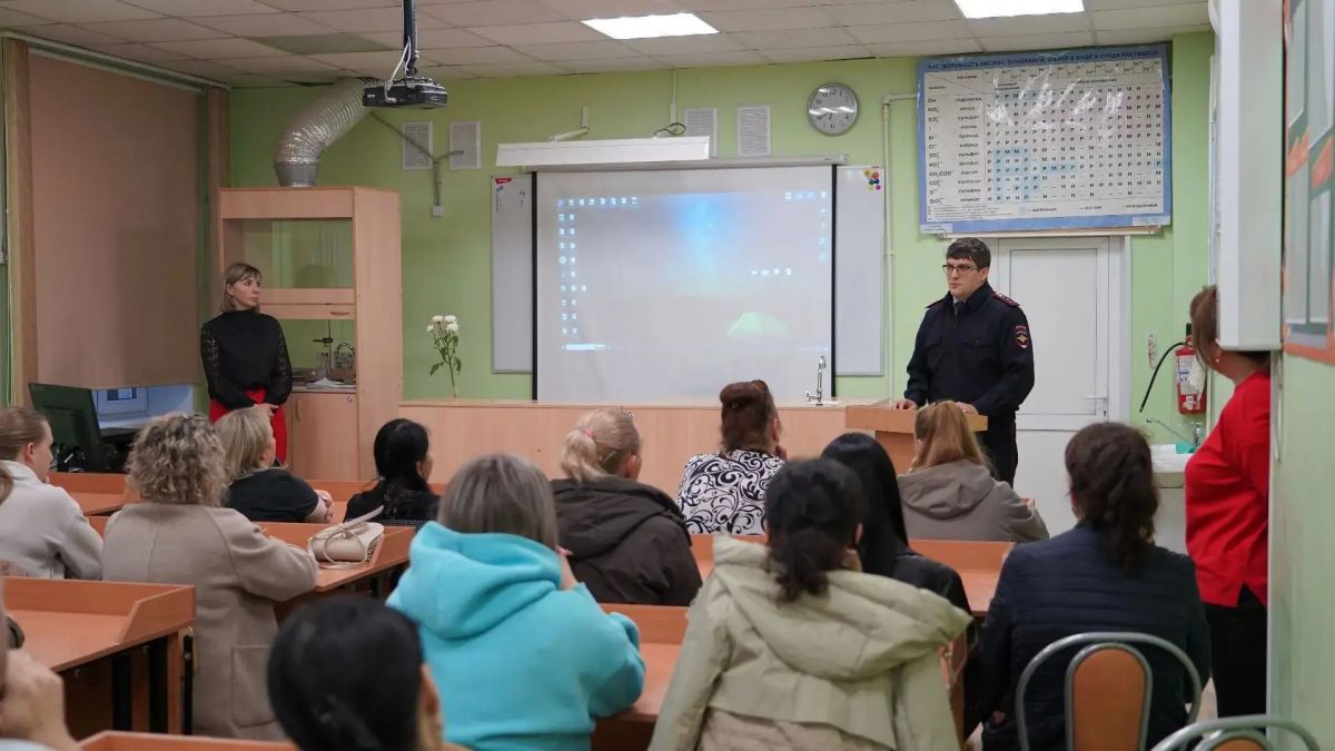 Сотрудники ЦПЭ и прокуратуры провели профилактическую беседу с родителями девятиклассников школы № 43