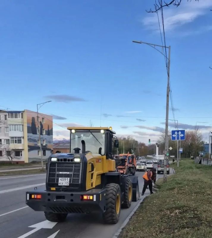 Город день за днем. 12 октября 2026 года В Петропавловске-Камчатском продолжаются работы по содержанию улично-дорожной сети в круглосуточном режиме В дневное время специалисты очищают тротуары, прибордюрные зоны и... Город день за днем. 12 октября 2026 года В Петропавловске-Камчатском продолжаются работы по содержанию улично-дорожной сети в круглосуточном режиме В дневное время специалисты очищают тротуары, прибордюрные зоны и...