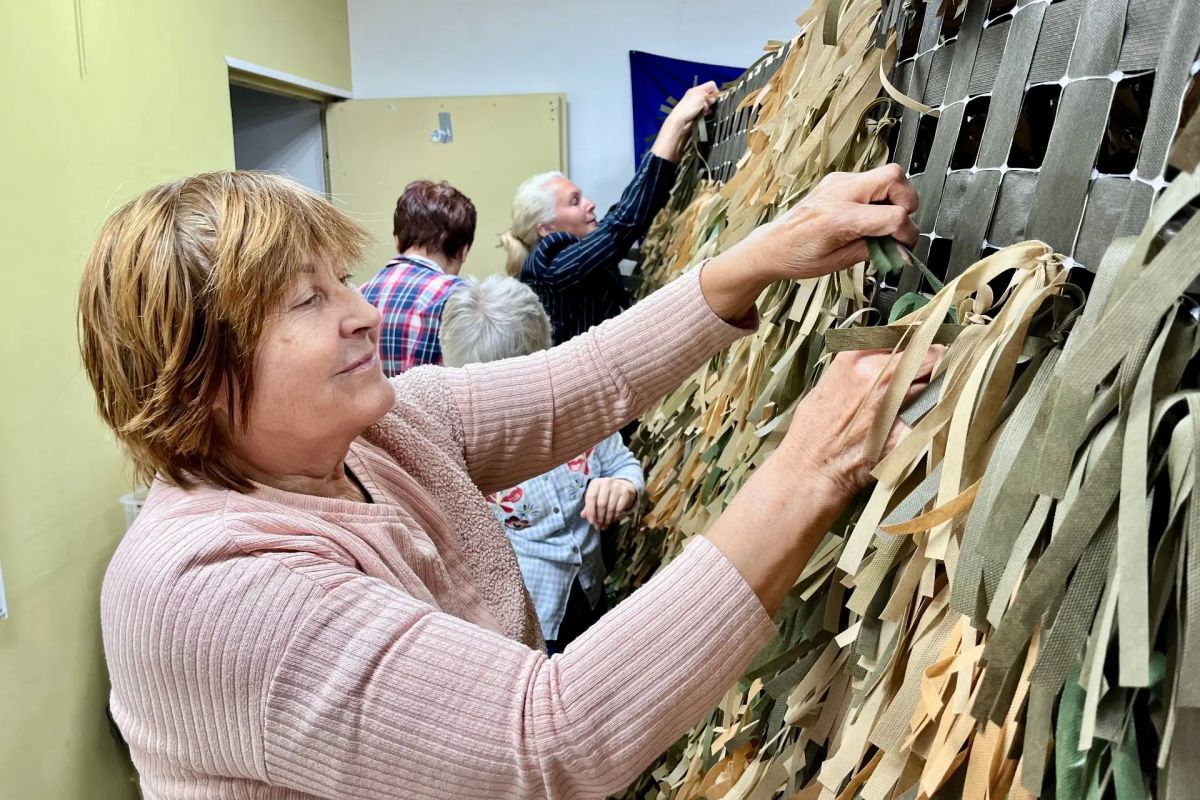 Вилючинские волонтеры готовят маскировочные сети для бойцов СВО Вилючинские волонтеры готовят маскировочные сети для бойцов СВО