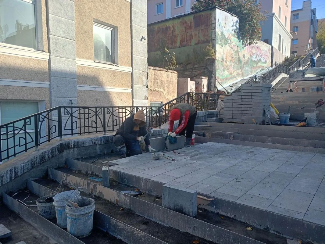 Лестницы в центре Петропавловска становятся удобнее и безопаснее Лестницы в центре Петропавловска становятся удобнее и безопаснее