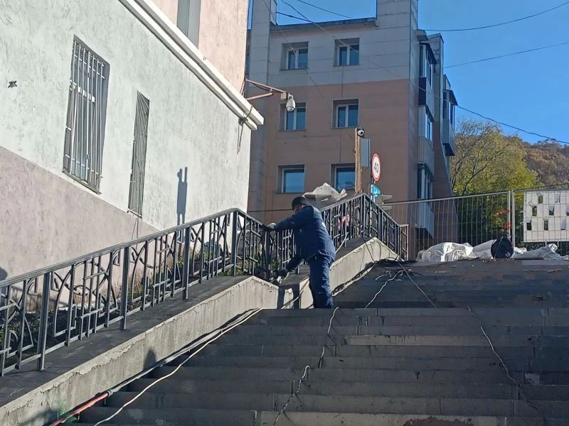 В центре Петропавловска ремонтируют три лестничных перехода