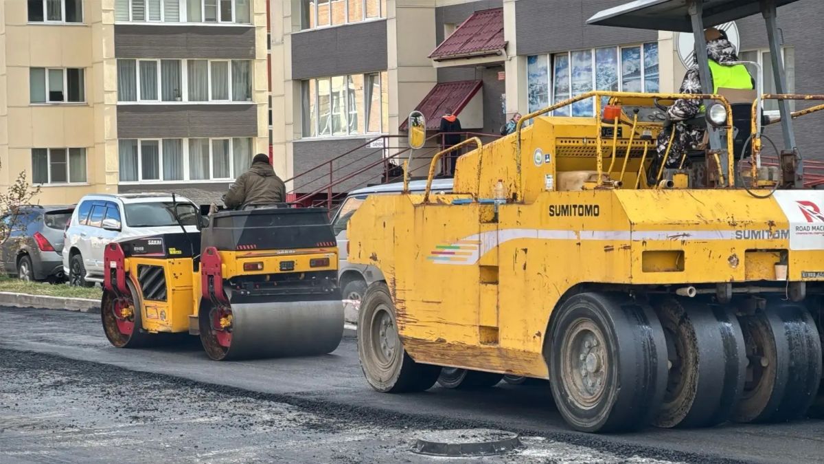 Глава города Андрей Воровский проверил ход работ на востребованном проезде по улице Савченко совместно с директором Службы автомобильных дорог и представителем подрядной организации Глава города Андрей Воровский проверил ход работ на востребованном проезде по улице Савченко совместно с директором Службы автомобильных дорог и представителем подрядной организации