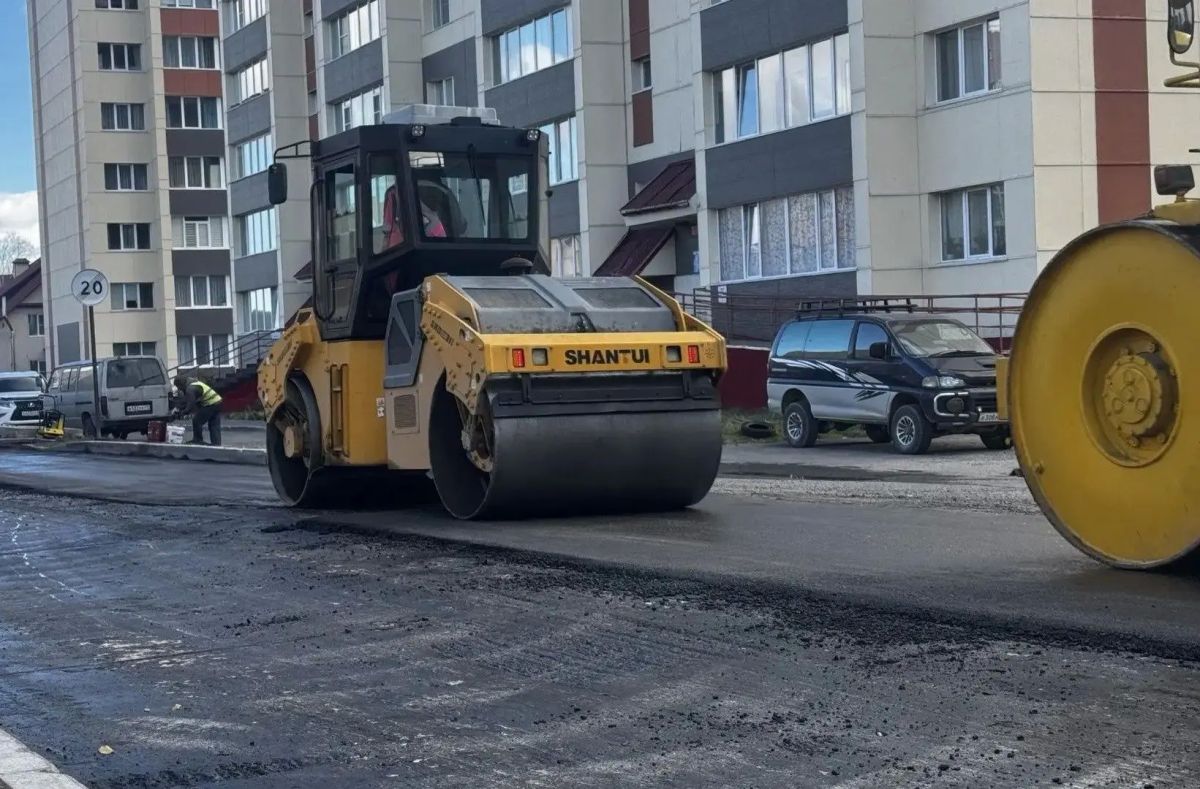 Глава города Андрей Воровский проверил ход работ на востребованном проезде по улице Савченко совместно с директором Службы автомобильных дорог и представителем подрядной организации Глава города Андрей Воровский проверил ход работ на востребованном проезде по улице Савченко совместно с директором Службы автомобильных дорог и представителем подрядной организации