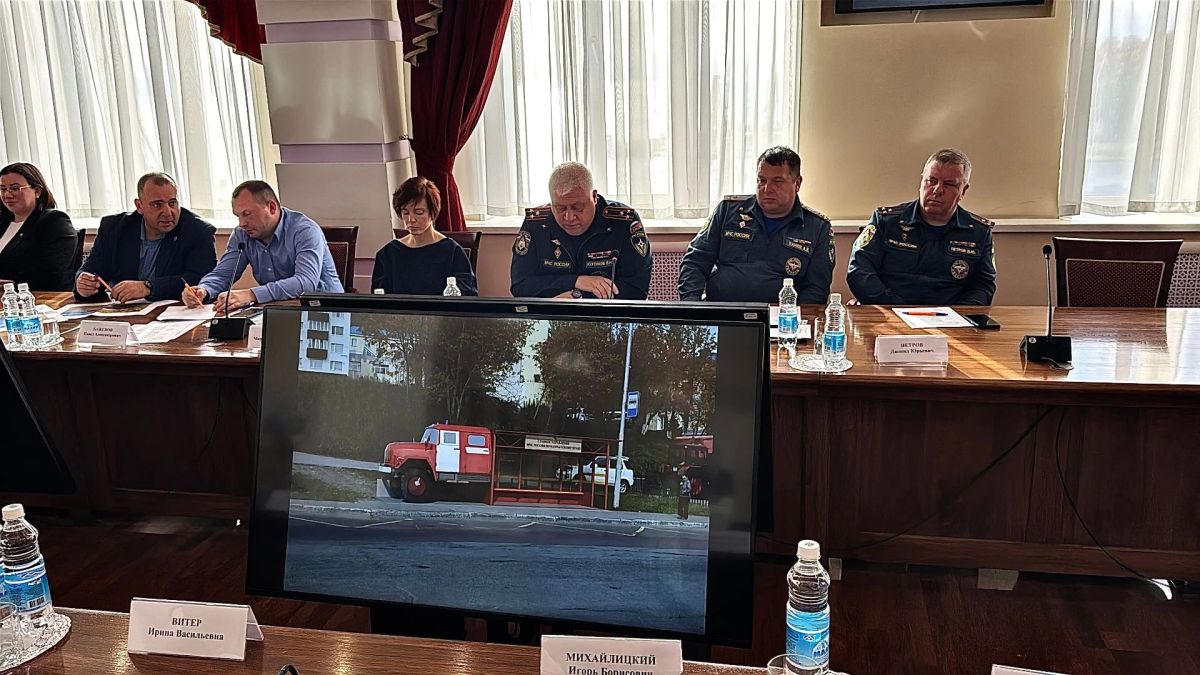 В Петропавловске-Камчатском одобрили остановку в стиле пожарного автомобиля В Петропавловске-Камчатском одобрили остановку в стиле пожарного автомобиля