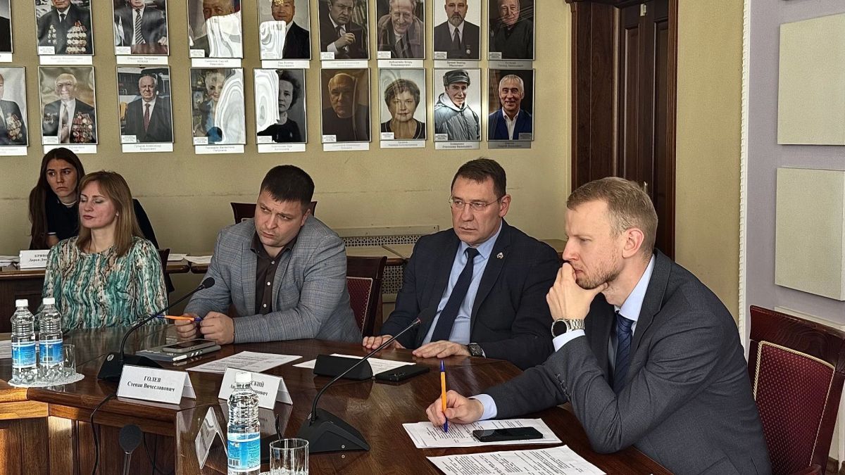 В Петропавловске-Камчатском одобрили остановку в стиле пожарного автомобиля В Петропавловске-Камчатском одобрили остановку в стиле пожарного автомобиля