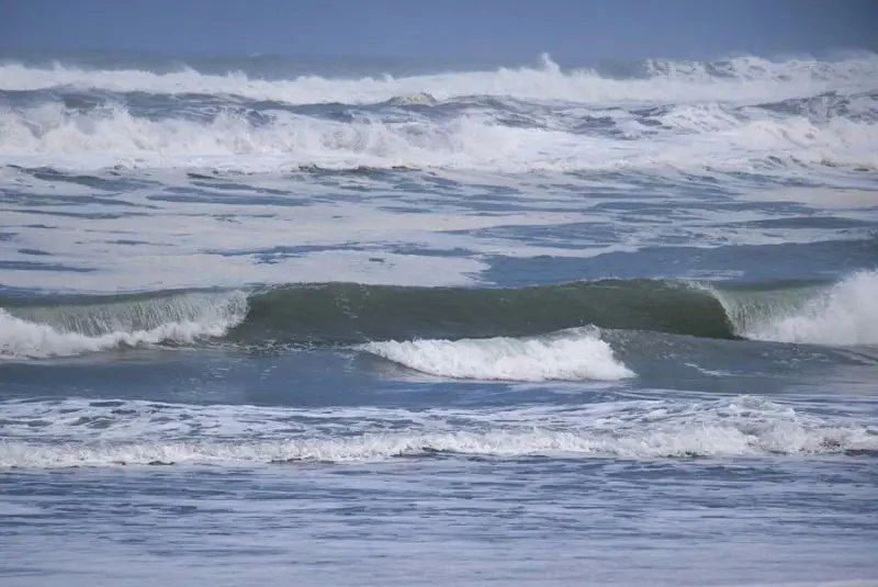Морские волны угрожают многострадальной дороге на западе Камчатки
