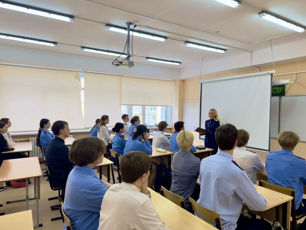 В Камчатском крае сотрудник СК России провела профилактическое занятие с кадетами о мирном урегулировании конфликтов и споров В Камчатском крае сотрудник СК России провела профилактическое занятие с кадетами о мирном урегулировании конфликтов и споров