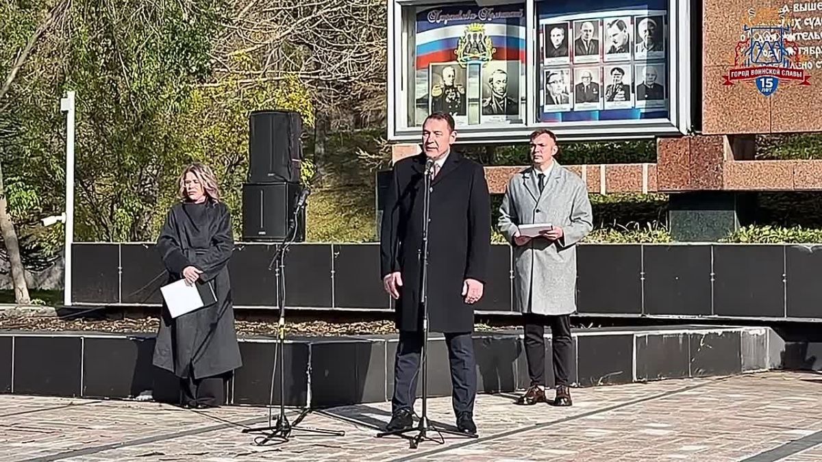 В галереи Почетных граждан проходит торжественная церемония посвящения в Почетные граждане города
