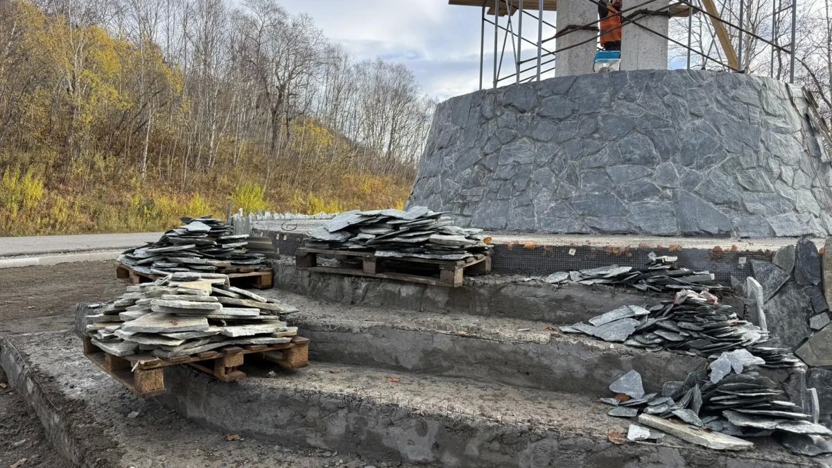 В Вилючинске продолжается благоустройство у въездной стелы В Вилючинске продолжается благоустройство у въездной стелы