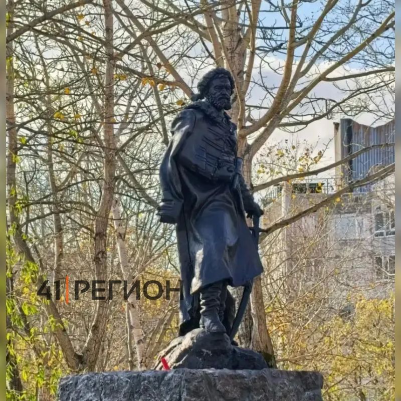 Прямо сейчас в городском парке «Электрон» торжественно открыли памятник Владимиру Атласову В церемонии открытия принял участие глава региона Владимир Солодов Прямо сейчас в городском парке «Электрон» торжественно открыли памятник Владимиру Атласову В церемонии открытия принял участие глава региона Владимир Солодов