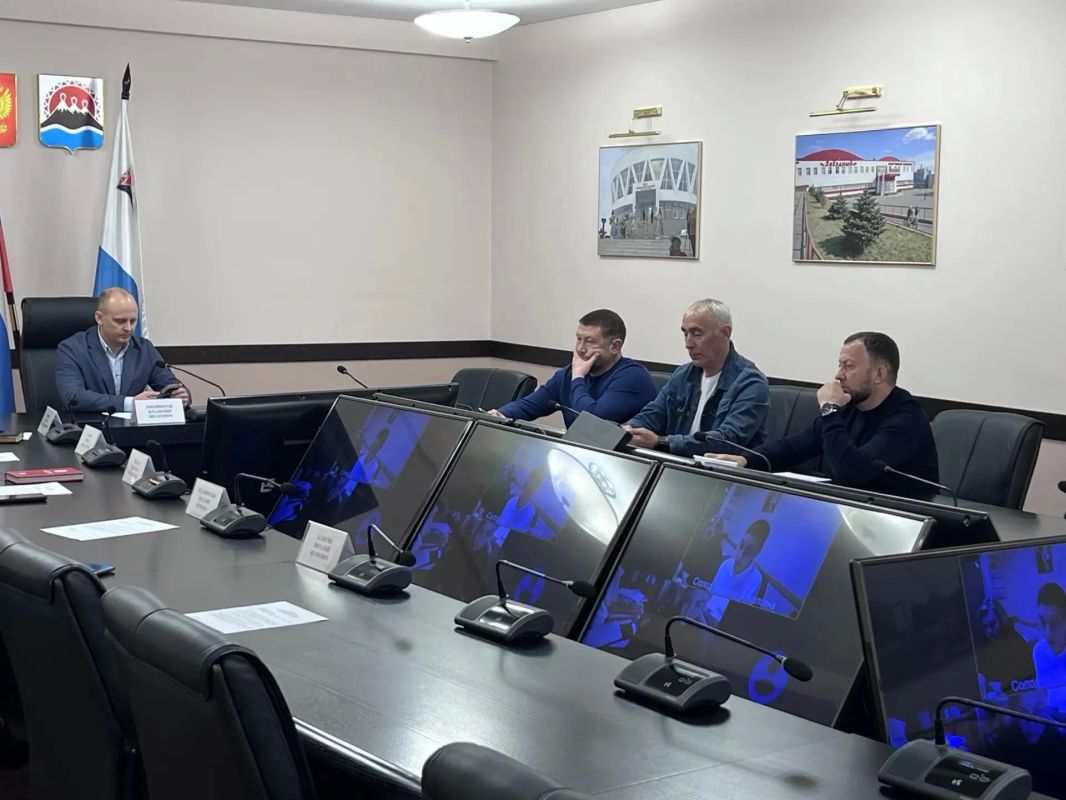 Спорт рядом с домом: на Камчатке обсудили доступность школьных спортзалов для детских секций Спорт рядом с домом: на Камчатке обсудили доступность школьных спортзалов для детских секций