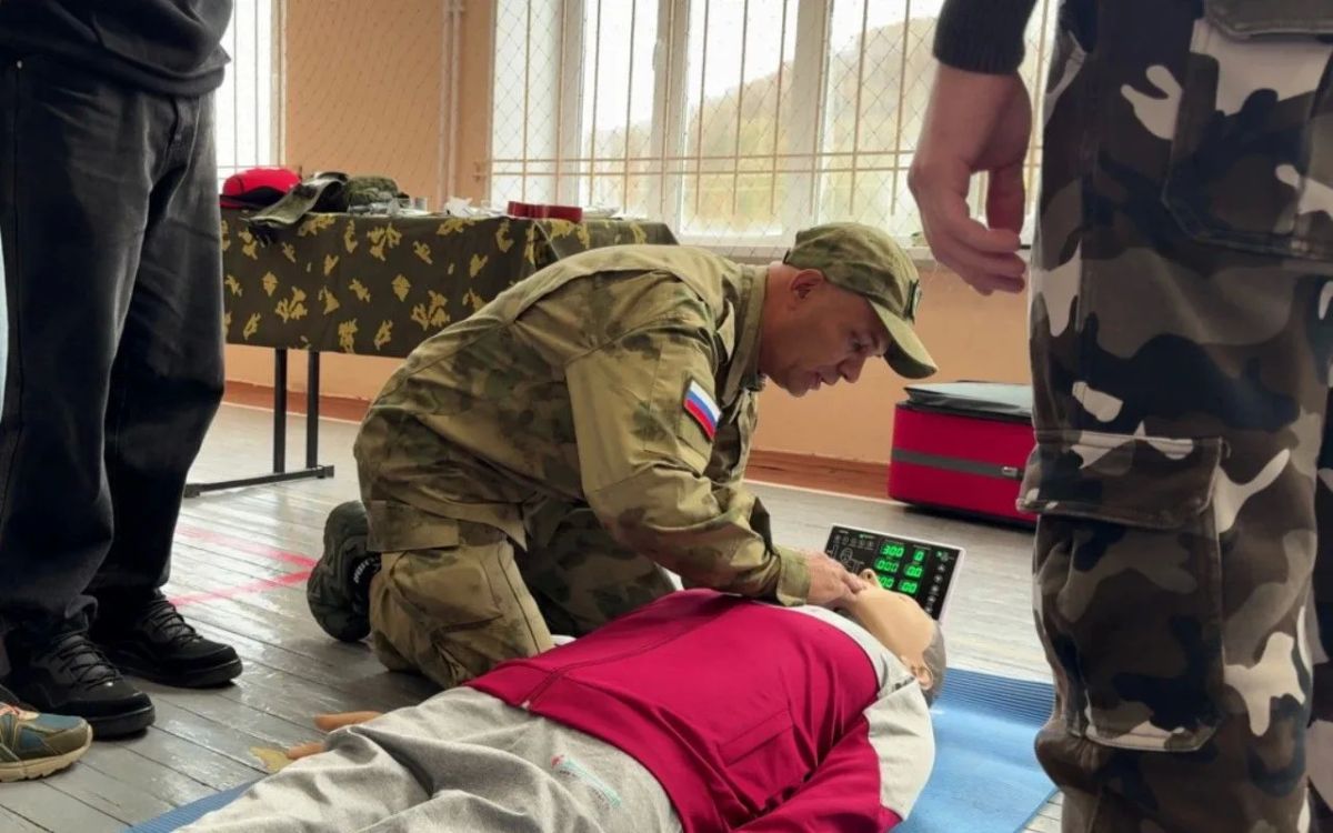 Ветеран СВО учит камчатских подростков оказывать первую помощь Ветеран СВО учит камчатских подростков оказывать первую помощь