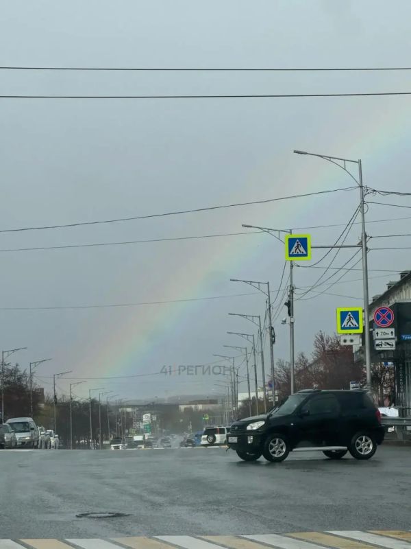 Не смотря на всю мрачность погоды — небо над Камчаткой озарила радуга Не смотря на всю мрачность погоды — небо над Камчаткой озарила радуга