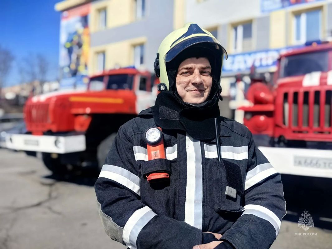 Помощник начальника специализированной пожарно-спасательной части - руководитель дежурной смены Роман Боровской желает тебе #БезопасныхВыходных!