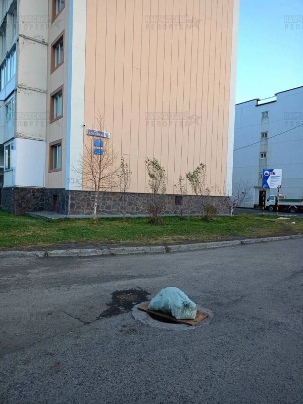 #нам_пишут. «24 октября. Торец дома на Бохняка, 10/2, у пересечения улиц Топоркова и Бохняка. Открытый глубокий люк, закрытый какой-то хернёй типа МДФ и мешком со строительным мусором. Как всегда у нас через ж…» Фото от...