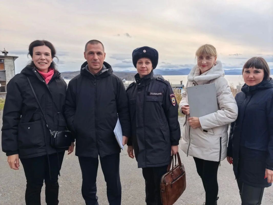 В Петропавловске-Камчатском прошли вечерние рейды по семьям с детьми В Петропавловске-Камчатском прошли вечерние рейды по семьям с детьми
