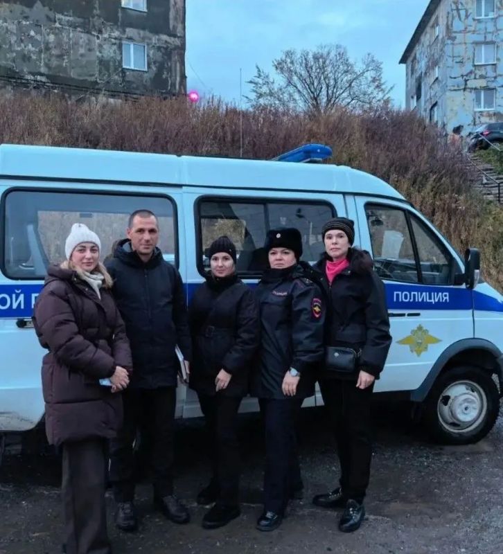 В Петропавловске-Камчатском прошли вечерние рейды по семьям с детьми В Петропавловске-Камчатском прошли вечерние рейды по семьям с детьми