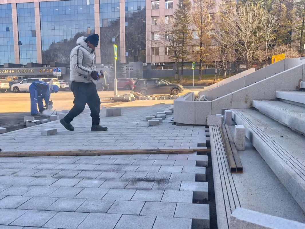 Входную группу Камчатского театра драмы одевают в гранит Входную группу Камчатского театра драмы одевают в гранит