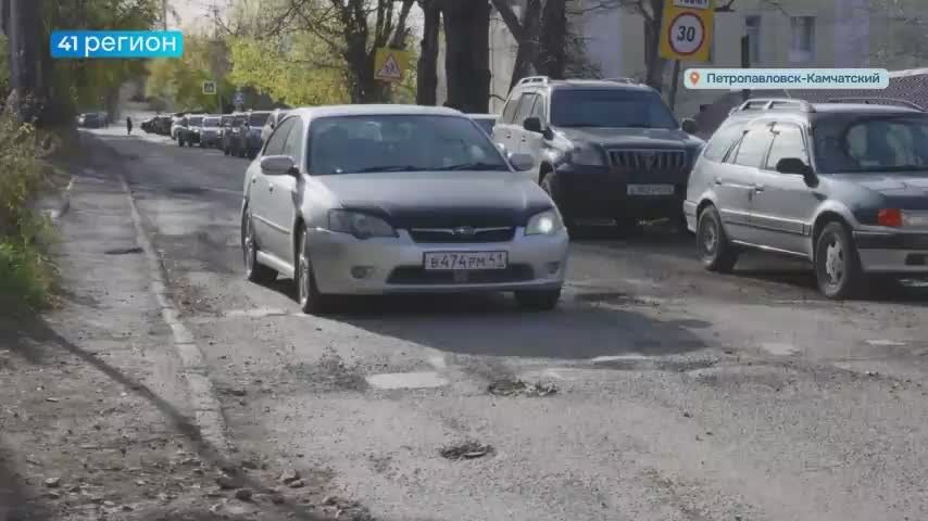 Полная замена верхнего слоя асфальта – такая судьба у дорожного полотна на улице Партизанской в Петропавловске