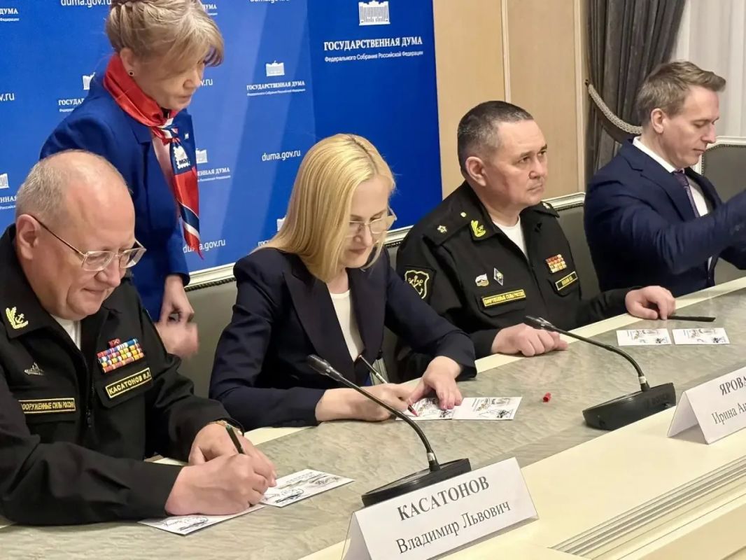 По инициативе Яровой создана юбилейная марка, посвященная 330-летию ВМФ По инициативе Яровой создана юбилейная марка, посвященная 330-летию ВМФ