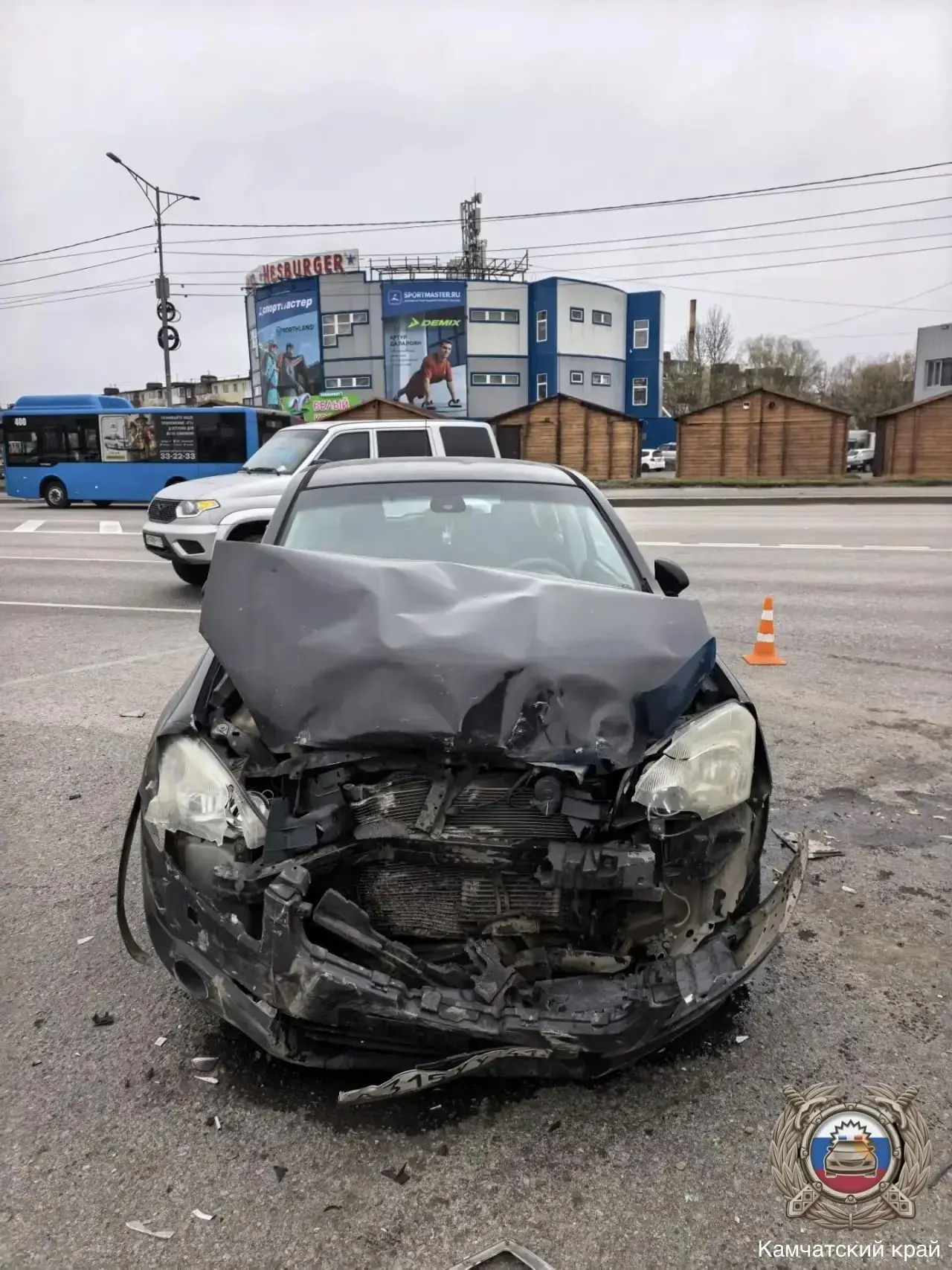 В Петропавловске при повороте налево столкнулись две иномарки — пострадали четыре человека