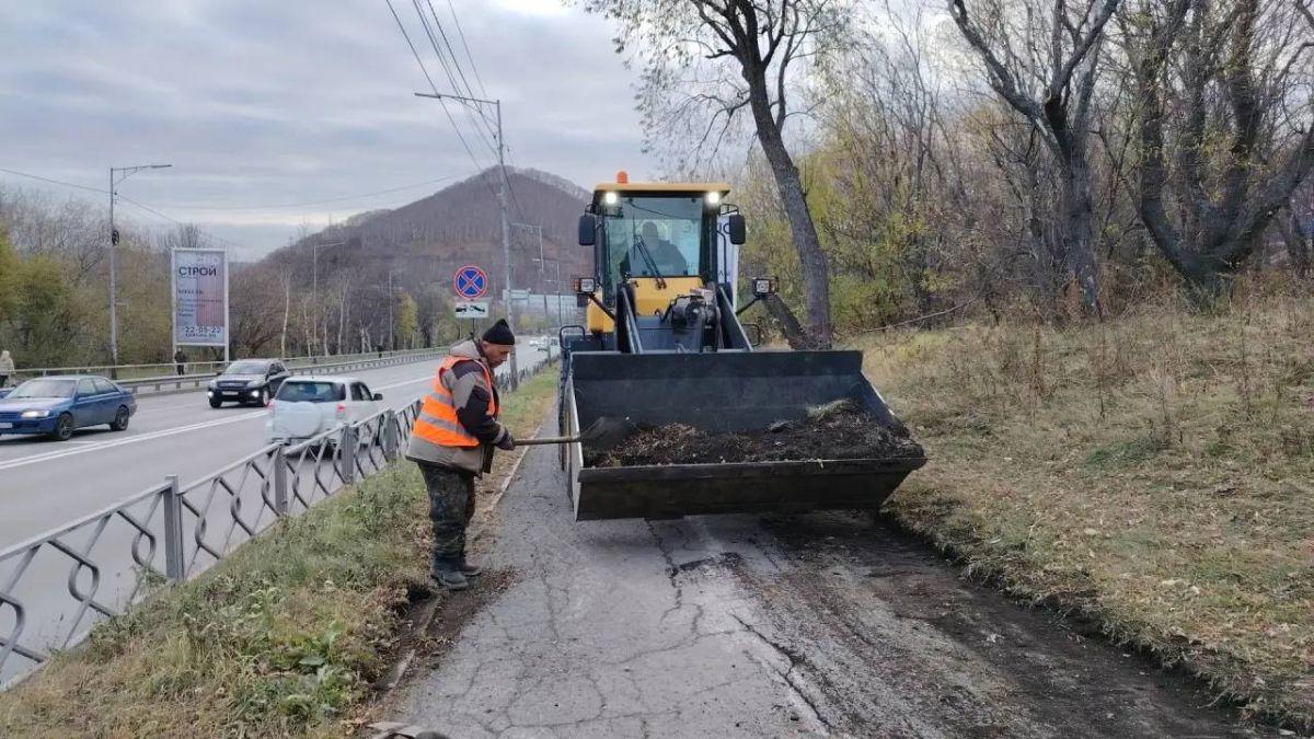 Город день за днем. 31 октября 2026 года В Петропавловске-Камчатском продолжается осеннее содержание городских территорий Город день за днем. 31 октября 2026 года В Петропавловске-Камчатском продолжается осеннее содержание городских территорий