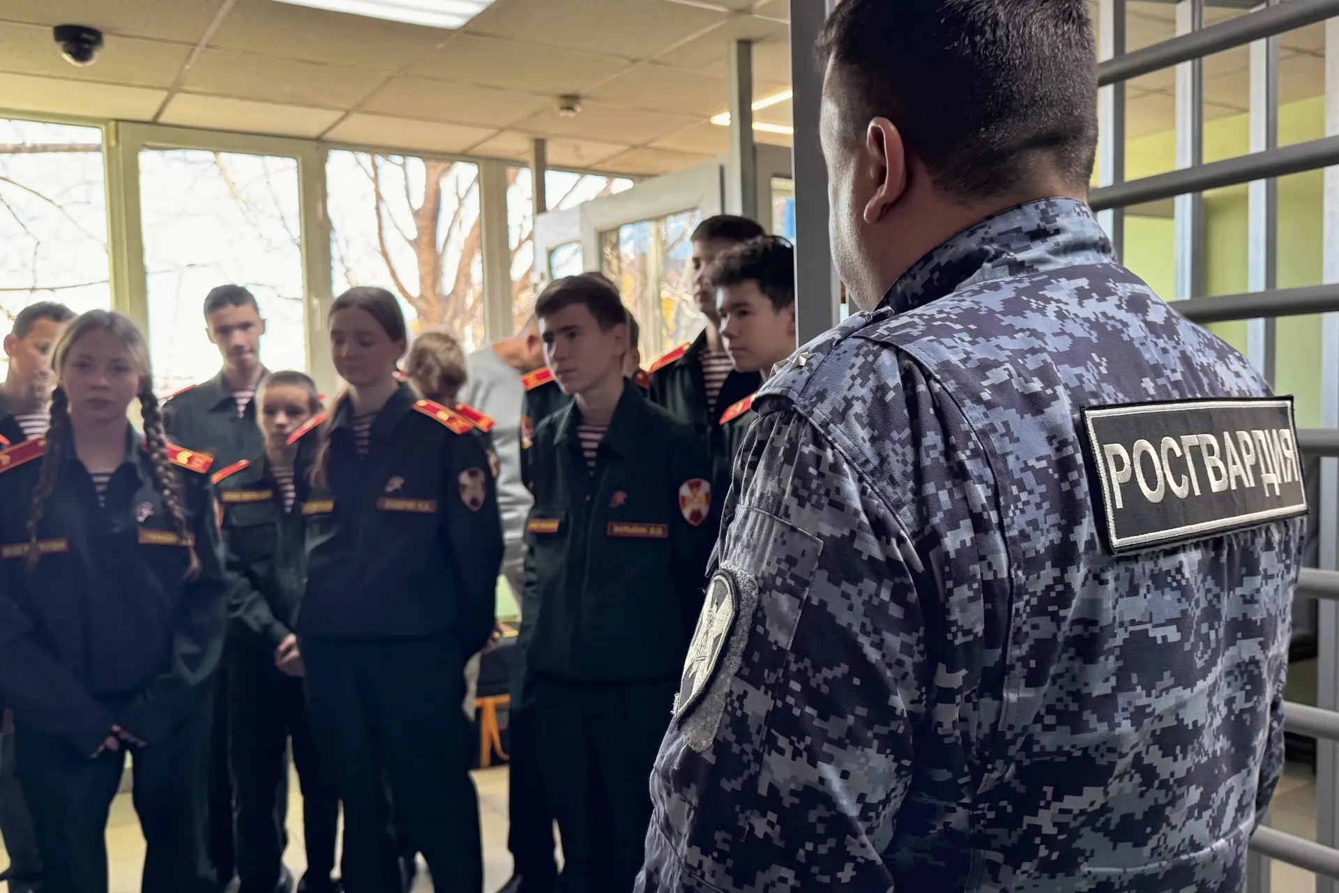 Росгвардия провела День открытых дверей для камчатских школьников